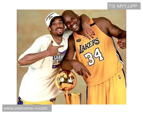 谢里夫奥尼尔特意前来致敬科比叔叔与雕像合影留念